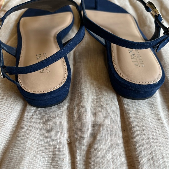Alfani  Sandals 11 navy thong - Picture 7 of 9